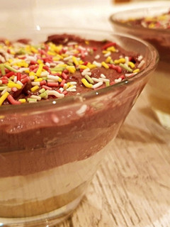 Una foto de Tarta tres chocolates en vasitos - Versión rápida