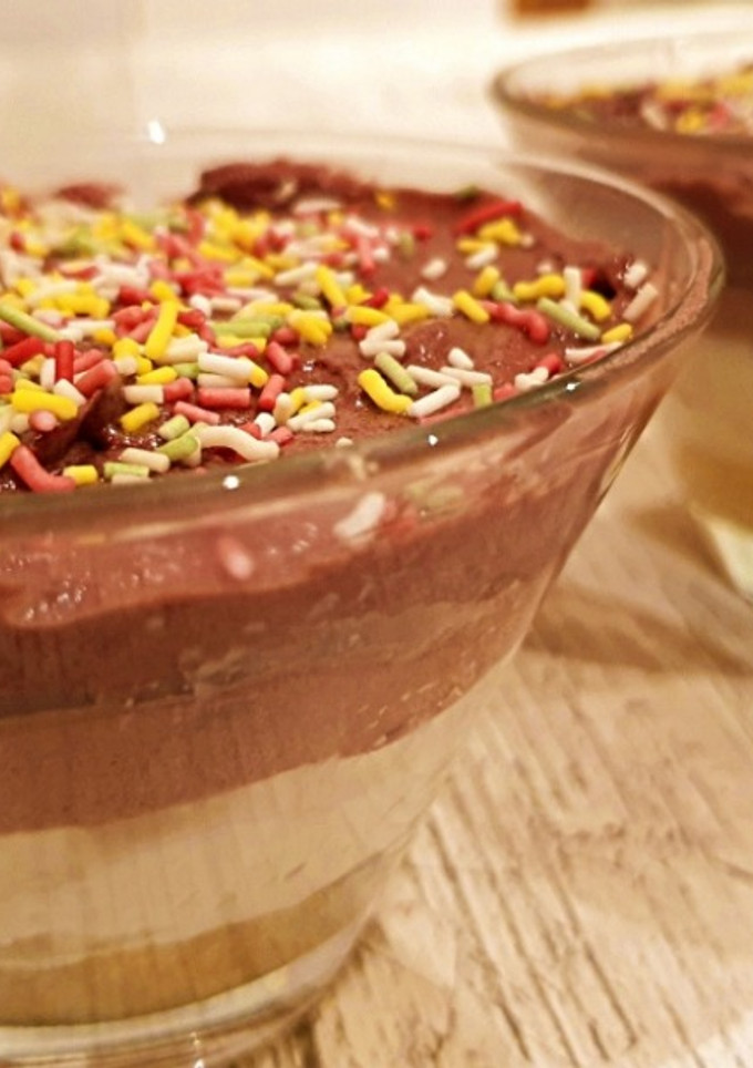 Una foto de Tarta tres chocolates en vasitos - Versión rápida