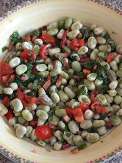 Una foto de Ensalada de habas con vinagreta de menta