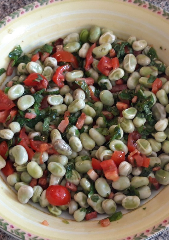 Una foto de Ensalada de habas con vinagreta de menta