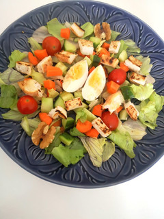 A picture of Panzanell(Italian bread salad) with leftover bread pieces.