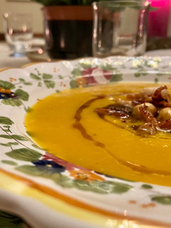 Foto di “Vellutata di zucca gialla e carote con totanetti in umido e nocciole tostate”