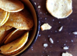Una foto de Crackers de arroz sin gluten, sabrosas, crocantes con semillas de sésamo y girasol