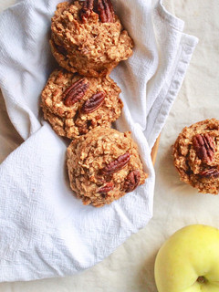 Una foto de Muffins de manzana, canela y pecanas