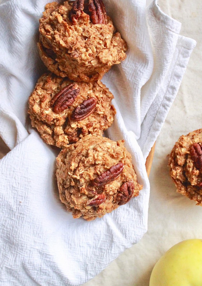 Una foto de Muffins de manzana, canela y pecanas