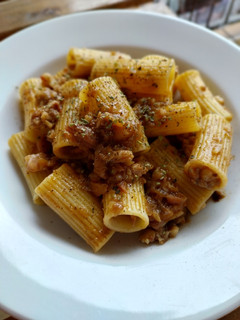 Una foto de Rigatoni con pies de cerdo y gambas