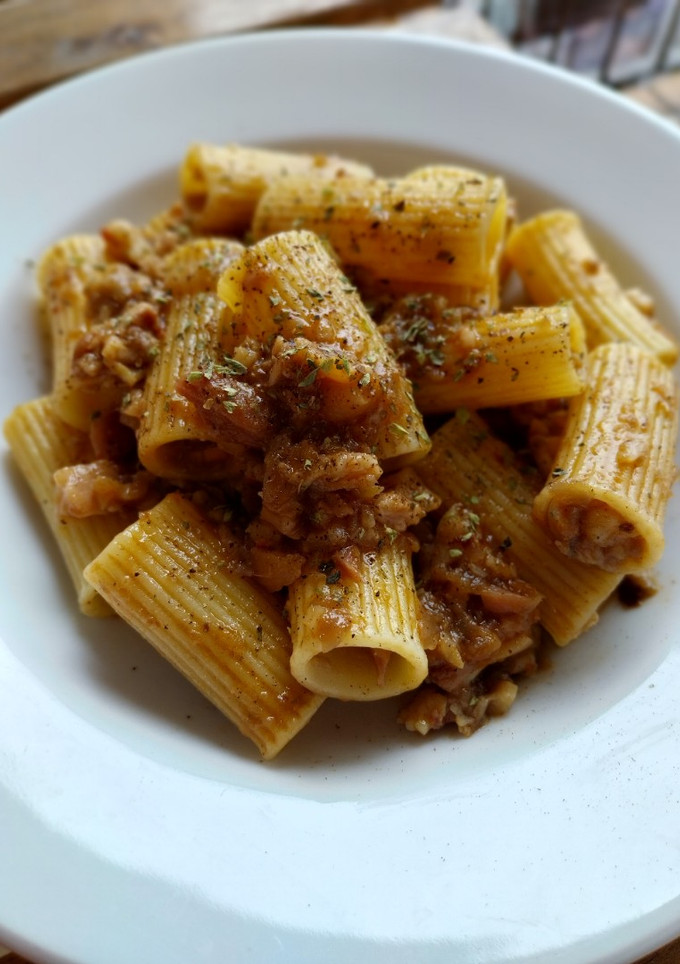 Una foto de Rigatoni con pies de cerdo y gambas
