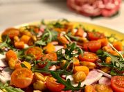 Una foto de ensalada de repollo y betabel