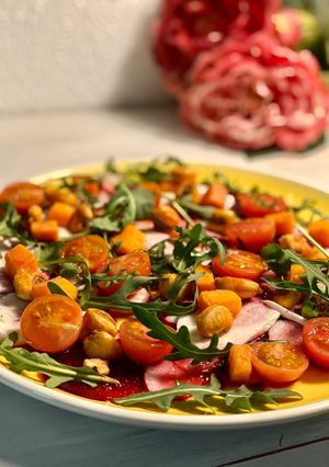 Una foto de Ensalada de temporada con aliño de ceviche