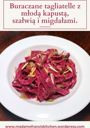 Zdjęcie przepisu Buraczane tagliatelle z młodą kapustą, szałwią i migdałami.