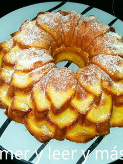 Una foto de Bundt cake de yogur de albaricoque y mermelada de fresas