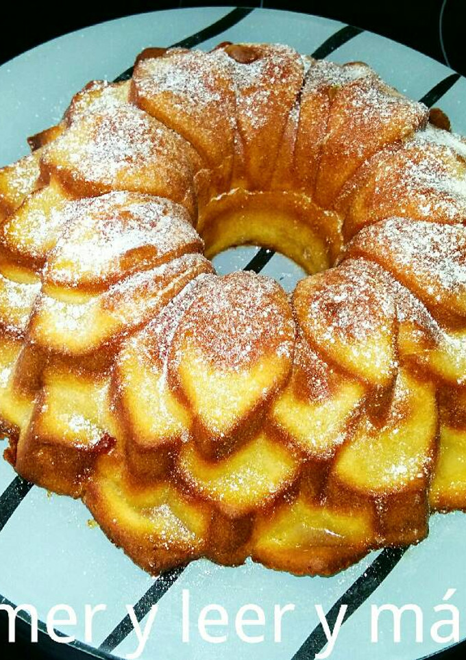 Una foto de Bundt cake de yogur de albaricoque y mermelada de fresas