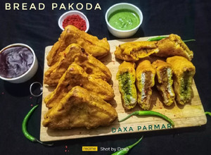 A picture of Bread Pakoda.