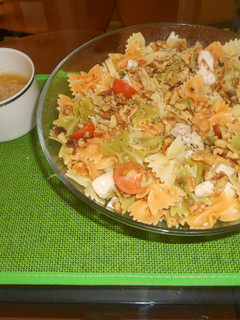 Una foto de Ensala de pasta de colores