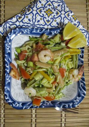 Tésztasaláta paradicsommal és garnélával recept fotója