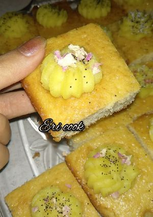 عکسی از دستور کیک وانیلی اسفنجی با دیزاین حلوا زعفرانی با آرد برنج