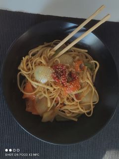 Una foto de Tallarines con verduras con salsa teriyaki