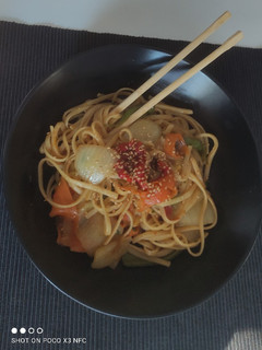 Una foto de Tallarines con verduras con salsa teriyaki