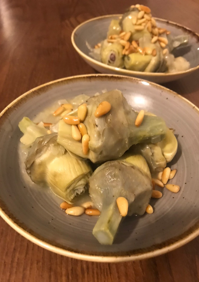 Una foto de Alcachofas con piñones