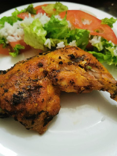Una foto de Pollo a la parrilla con cúrcuma