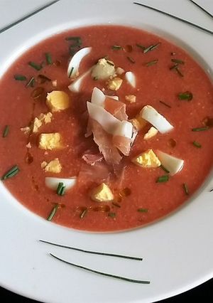 Une photo de Gaspacho Andalou : Soupe froide de tomates et pain - Salmorejo (Andalousie)