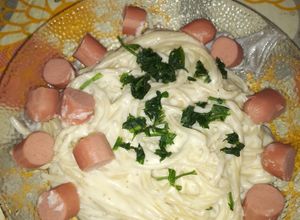 Una foto de Fideos entrefino con salsa blanca con queso y salchicha 😋