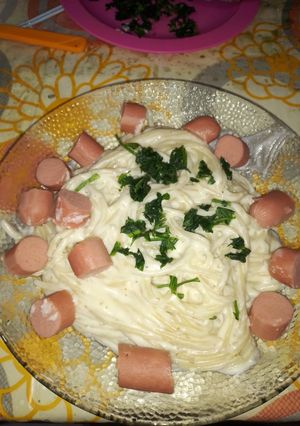 Una foto de Fideos entrefino con salsa blanca con queso y salchicha 😋