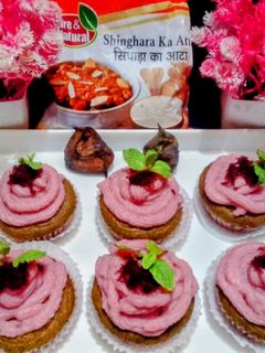 सिंघाड़े और सिंघाड़े के आटे के कप केक्स (वाटर चेस्टनट कप केक्स) रेसिपी मुख्य फोटो