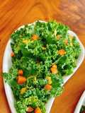 Salad cải kale với cà rốt áp chảo và xốt mù tạt
