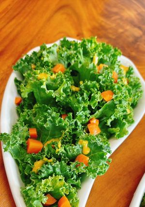Hình của món Salad cải kale với cà rốt áp chảo và xốt mù tạt.