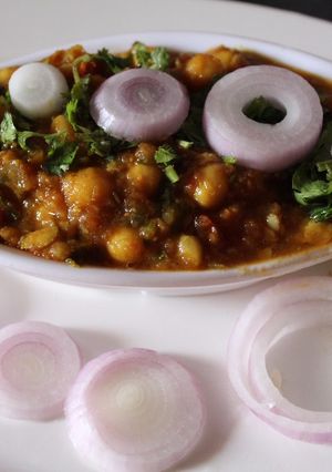 A picture of Chana Masala/Chickpeas Masala.