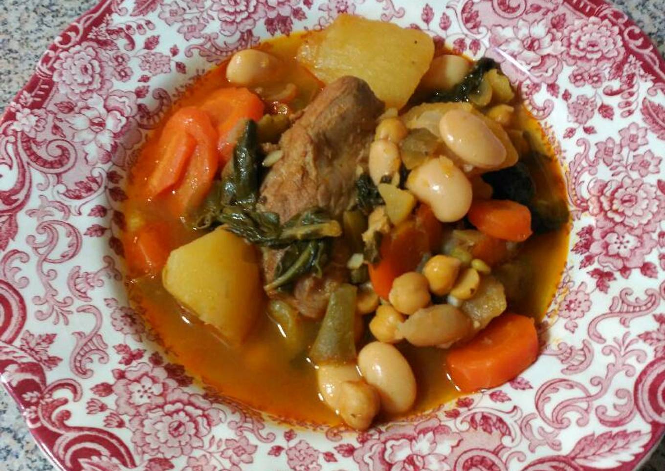 Guiso de costillas adobadas con legumbres y verduras