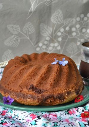 Una foto de Budín de yogur y dulce de leche🧉