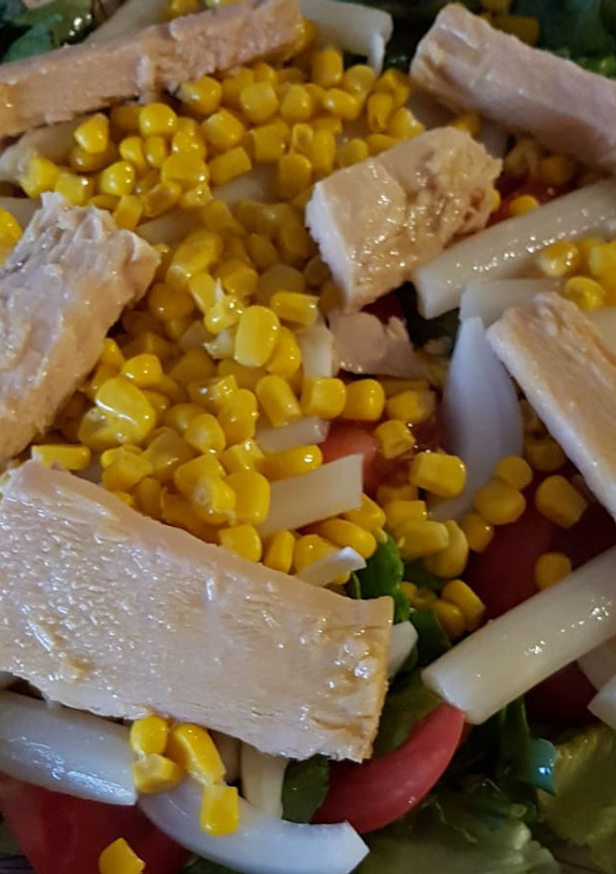 Una foto de Ensalada con lomos de atún
