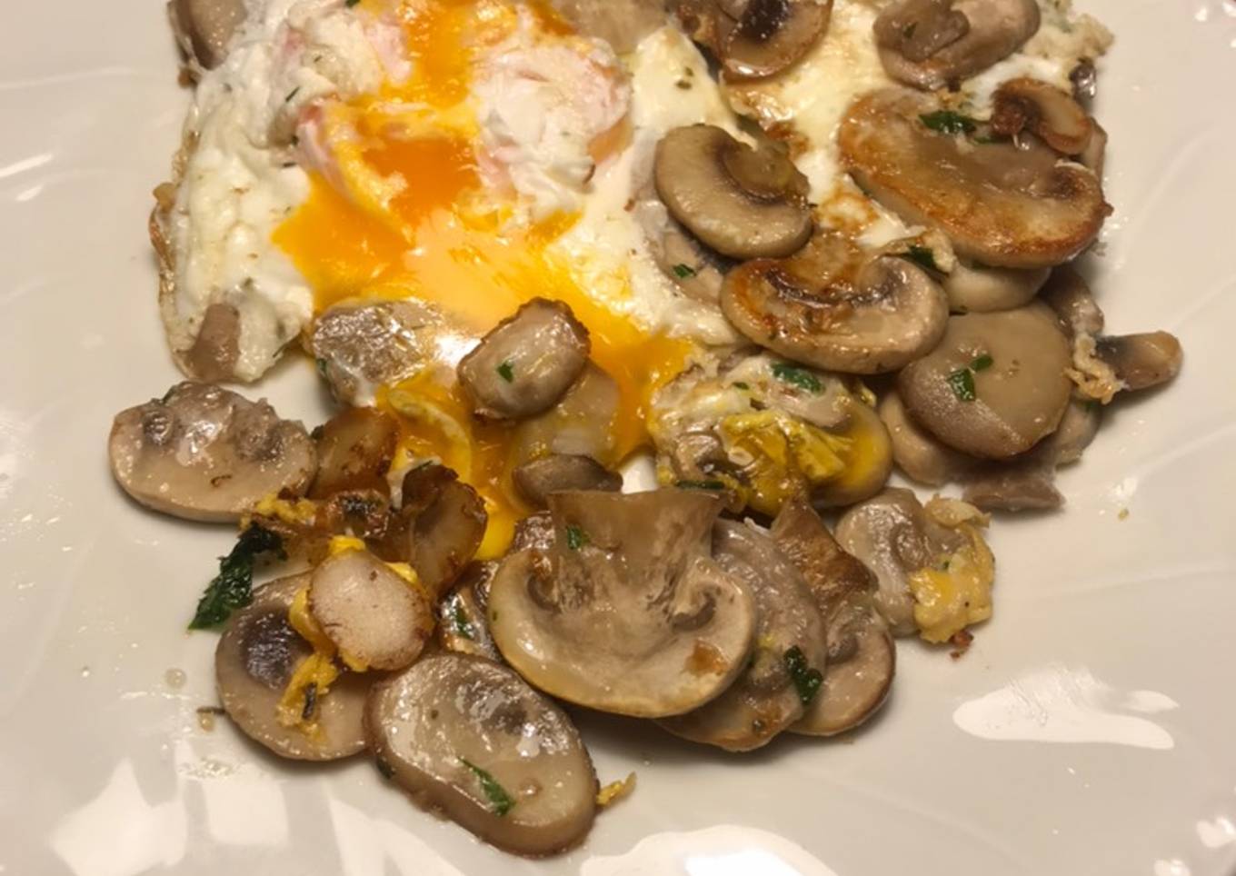 Champiñones al ajillo, con huevos 🥚 camperos