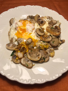 Una foto de Champiñones al ajillo, con huevos 🥚 camperos