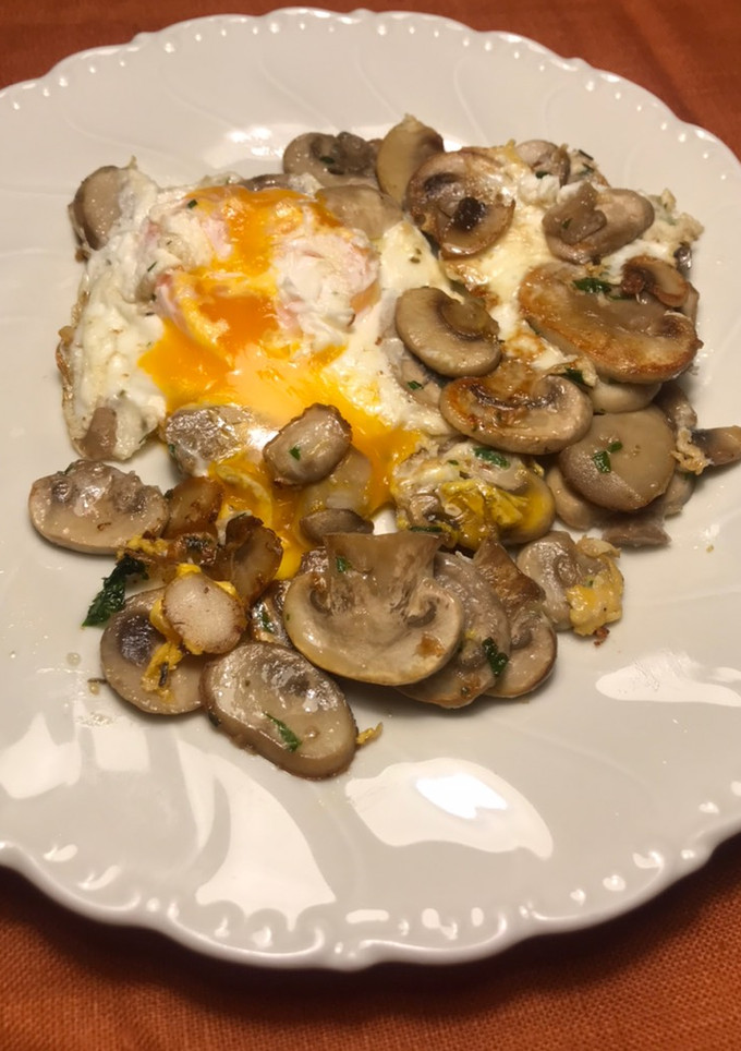 Una foto de Champiñones al ajillo, con huevos 🥚 camperos