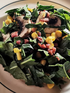 Una foto de Ensalada de espinacas con tocino