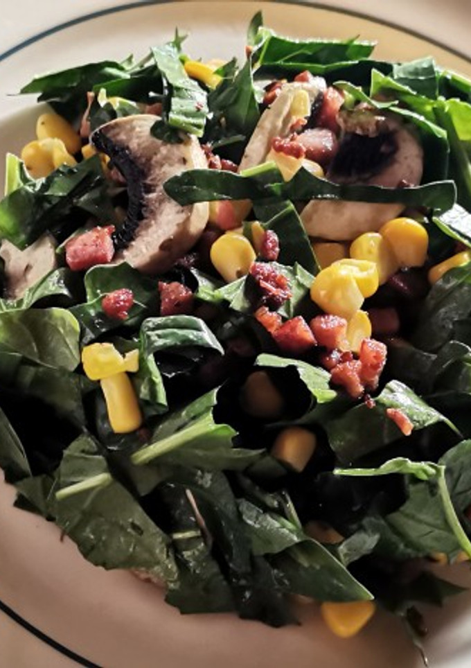 Una foto de Ensalada de espinacas con tocino