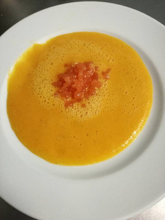Una foto de Espuma de verduras ahumadas con caviar de tomate