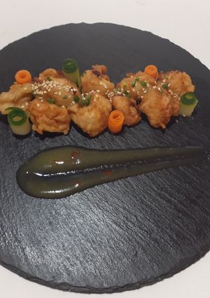 Una foto de Pollo rebozado con salsa de piña