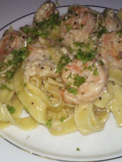 Una foto de Pasta Alfredo con Camarones