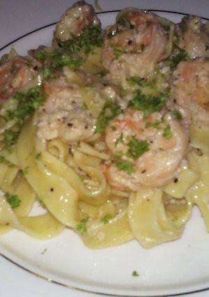Una foto de Pasta Alfredo con Camarones