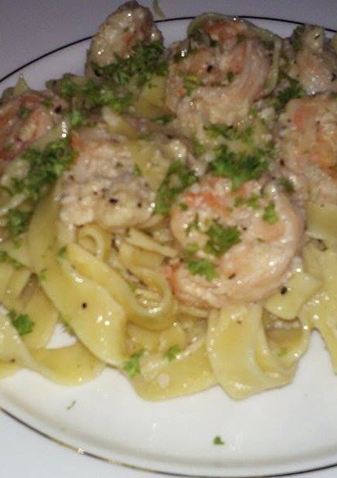 Una foto de Pasta Alfredo con Camarones