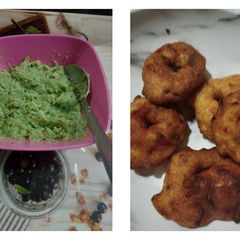A picture of Medu vada with coconut chutney.