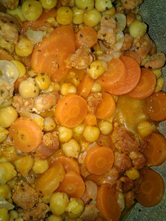 Una foto de Garbanzos con zanahoria y salchichas de chorizo!!!