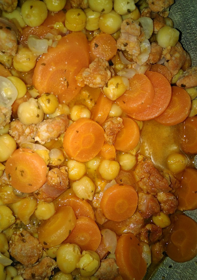 Una foto de Garbanzos con zanahoria y salchichas de chorizo!!!