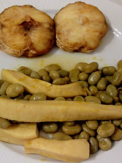 Una foto de Habas con chocos y merluza frita