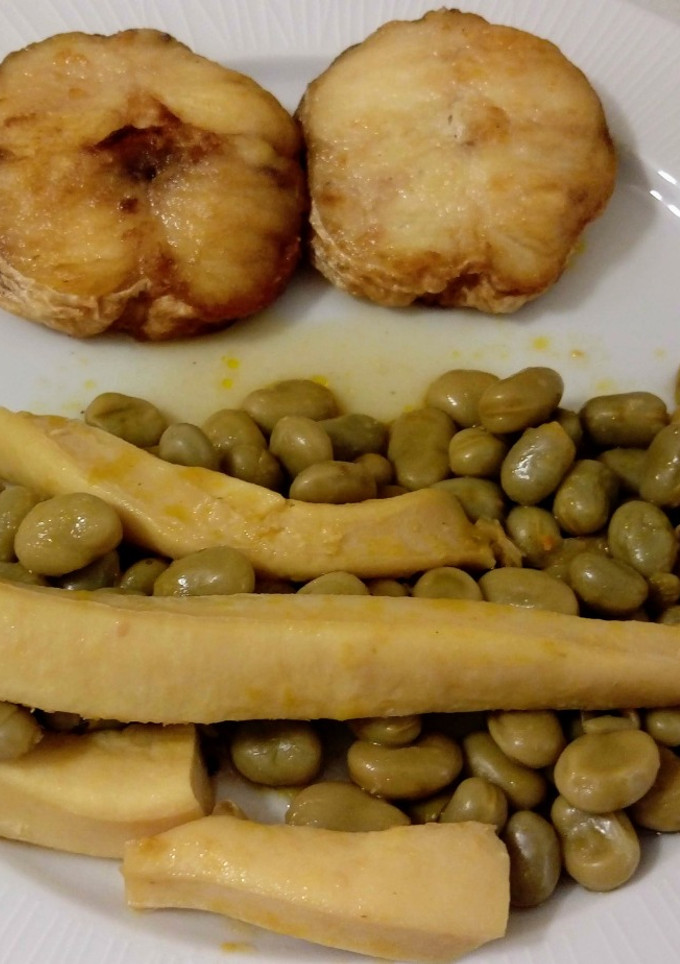 Una foto de Habas con chocos y merluza frita
