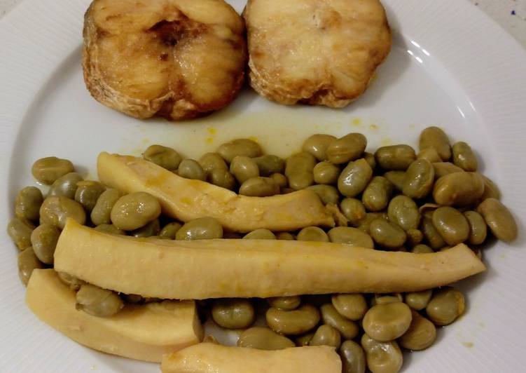 Habas con chocos y merluza frita